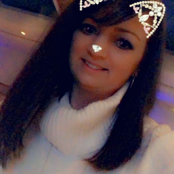 Meet your Posher, Christina - Picture 2 of 5